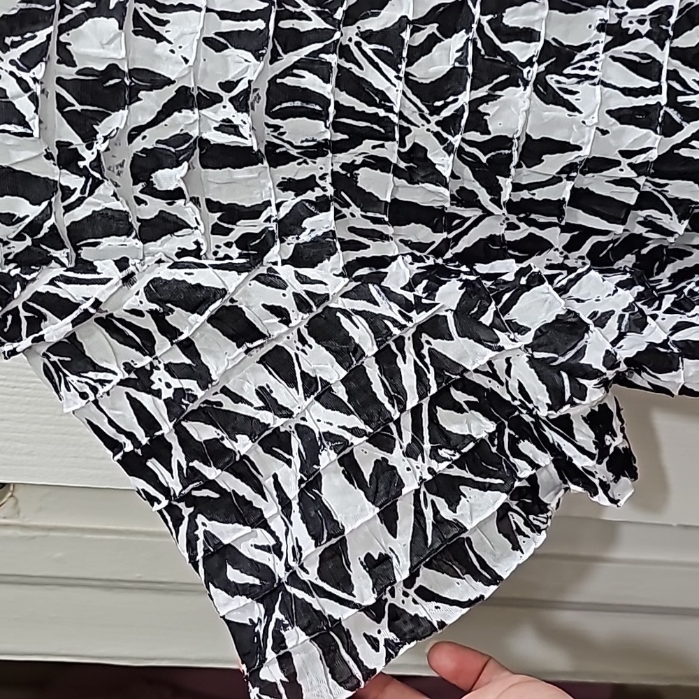 Black and White Ruffle Top - Picture 10 of 11